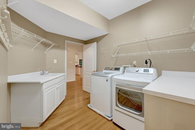 902 LEONA LN, Herndon, VA 20170