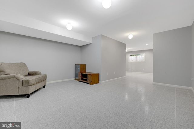 902 LEONA LN, Herndon, VA 20170