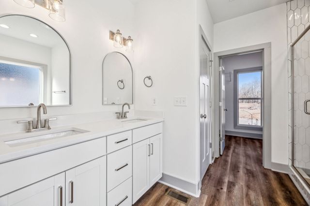 1370 Reda Dr, Clarksville, TN 37042