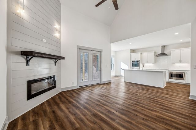 1370 Reda Dr, Clarksville, TN 37042