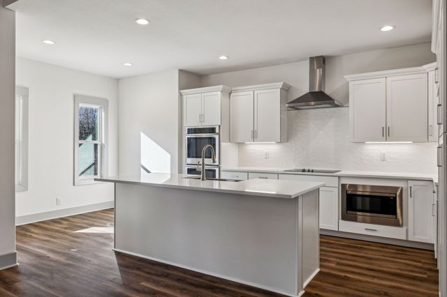 1370 Reda Dr, Clarksville, TN 37042