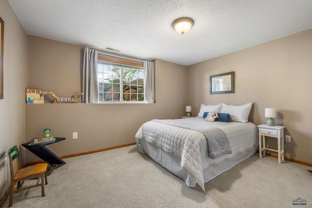 5201 CALE CT, Rapid City, SD 57701