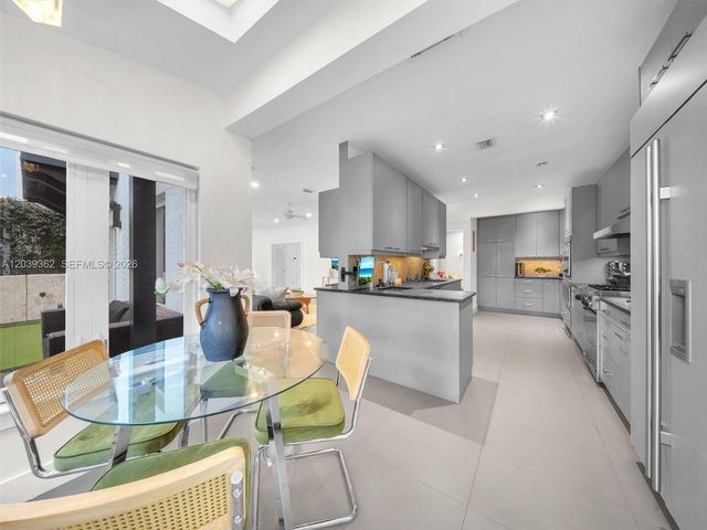 736 NE 17th Way, Fort Lauderdale, FL 33304