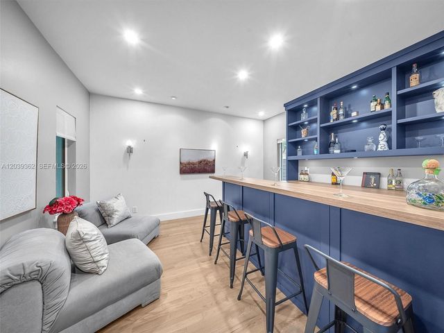 736 NE 17th Way, Fort Lauderdale, FL 33304