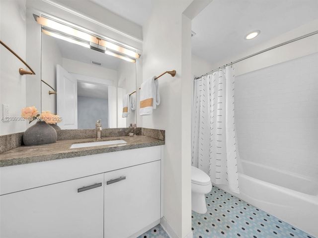 736 NE 17th Way, Fort Lauderdale, FL 33304