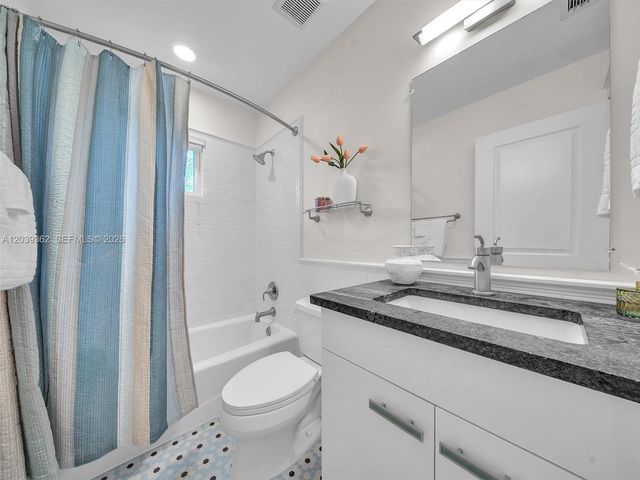 736 NE 17th Way, Fort Lauderdale, FL 33304