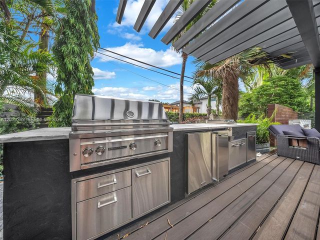 736 NE 17th Way, Fort Lauderdale, FL 33304