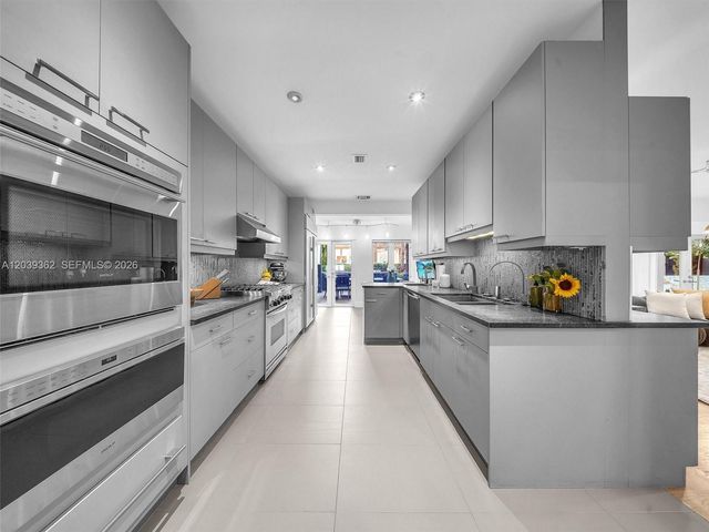 736 NE 17th Way, Fort Lauderdale, FL 33304
