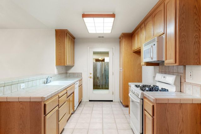 682 Village Dr, Galt, CA 95632