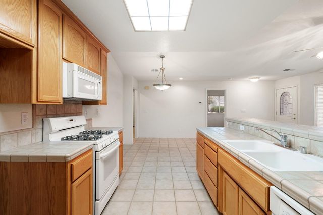 682 Village Dr, Galt, CA 95632