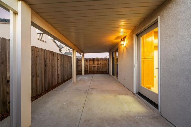 682 Village Dr, Galt, CA 95632