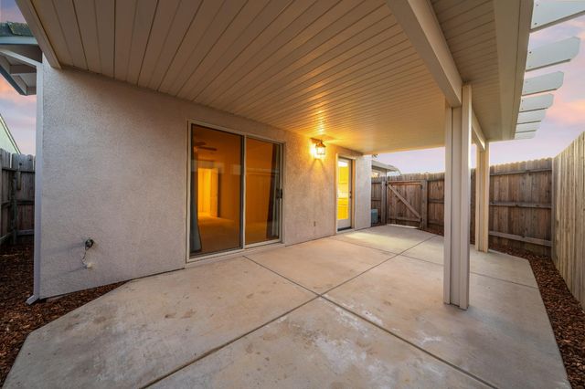 682 Village Dr, Galt, CA 95632