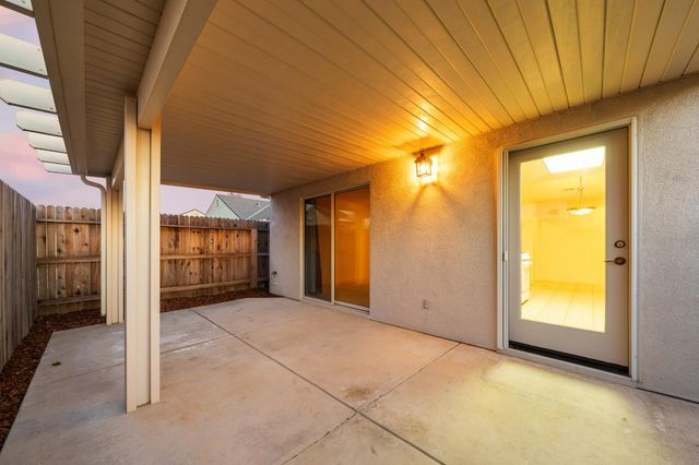 682 Village Dr, Galt, CA 95632