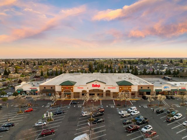 682 Village Dr, Galt, CA 95632