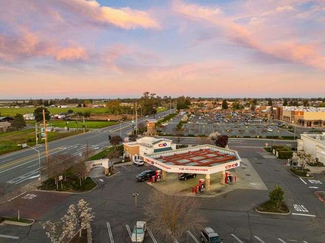 682 Village Dr, Galt, CA 95632