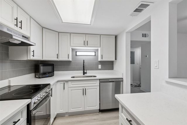 552 PLAZA SEVILLE COURT 97, Treasure Island, FL 33706