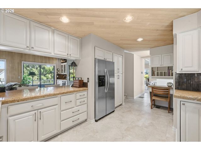 6517 ARTEMIS Ln, West Linn, OR 97068