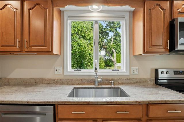 27 Lexington Avenue, Manchester, NH 03104