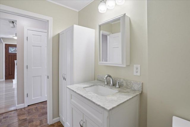 27 Lexington Avenue, Manchester, NH 03104
