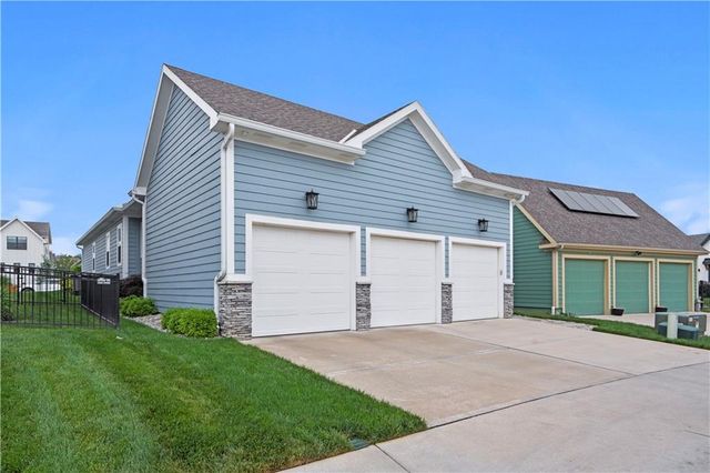 3205 SW Mary Street, Lee's Summit, MO 64081