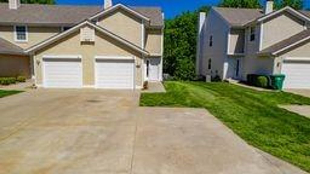 4612 NE Whispering Winds Drive C, Lee's Summit, MO 64064