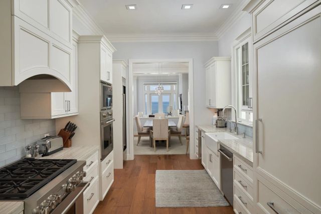 6911 Neptune Pl, La Jolla, CA 92037