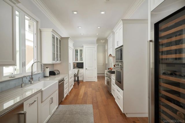 6911 Neptune Pl, La Jolla, CA 92037