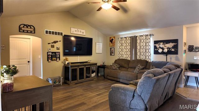 110 Sandstone Drive, St Robert, MO 65584