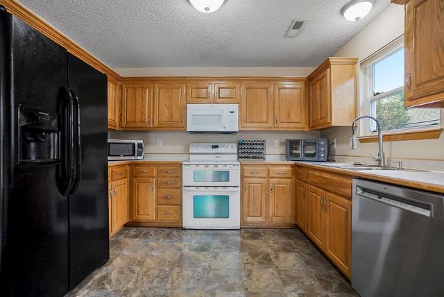 501 SW Creek Ridge Drive, Grain Valley, MO 64029