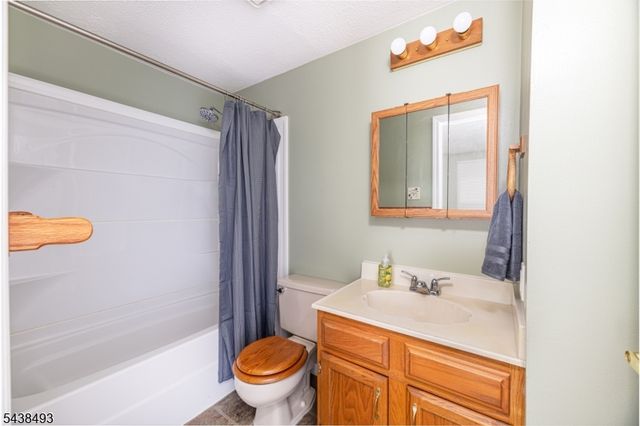 2 Liberty Ln, Franklin Boro, NJ 07416