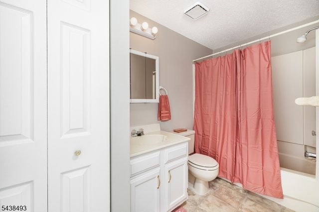 2 Liberty Ln, Franklin Boro, NJ 07416