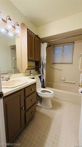 25653 Palomino Avenue, Warren, MI 48089