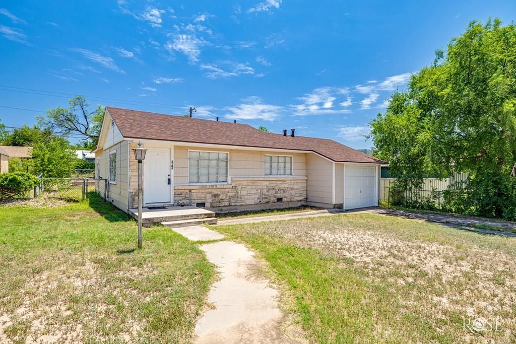 Image 2 of property listing at 2105 Coleman St, San Angelo, TX 76901