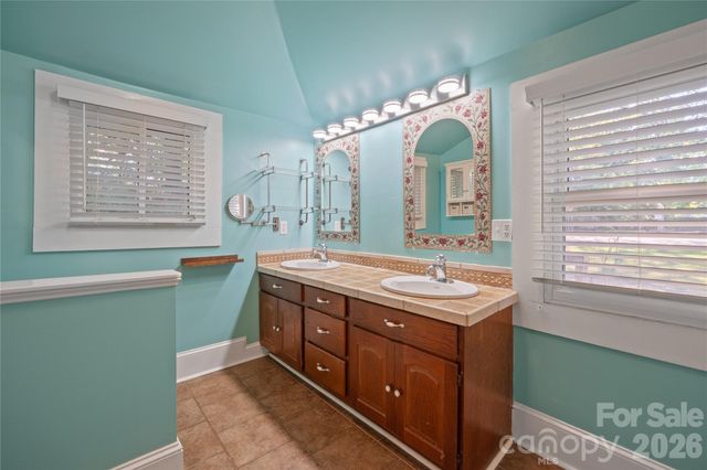 826 Davie Avenue, Statesville, NC 28677