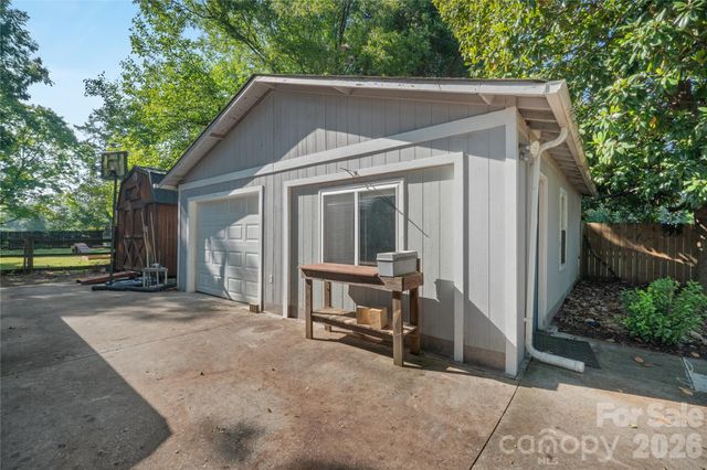 826 Davie Avenue, Statesville, NC 28677