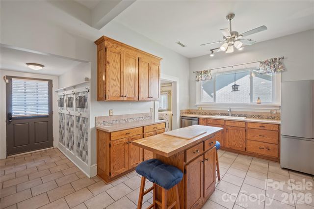 826 Davie Avenue, Statesville, NC 28677