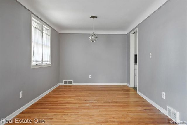 21135 Littlestone Road, Harper Woods, MI 48225