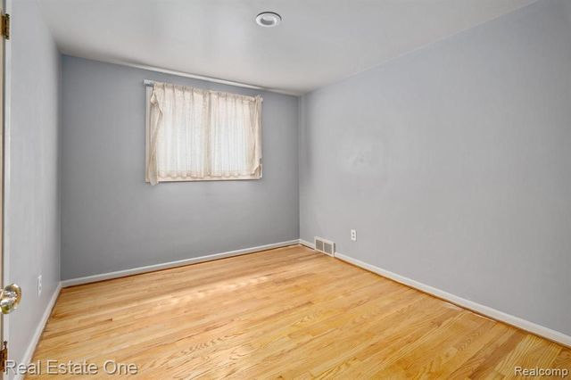 21135 Littlestone Road, Harper Woods, MI 48225