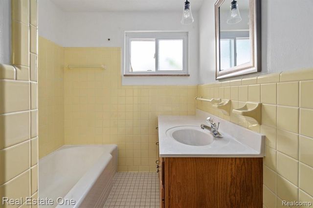 21135 Littlestone Road, Harper Woods, MI 48225