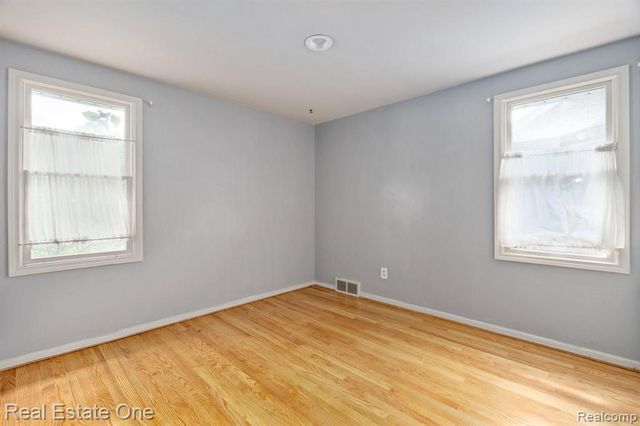 21135 Littlestone Road, Harper Woods, MI 48225