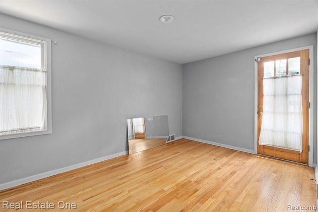 21135 Littlestone Road, Harper Woods, MI 48225