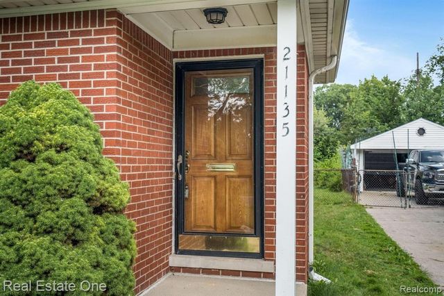 21135 Littlestone Road, Harper Woods, MI 48225