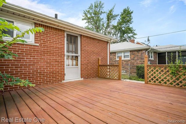 21135 Littlestone Road, Harper Woods, MI 48225