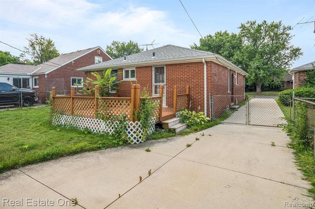 21135 Littlestone Road, Harper Woods, MI 48225
