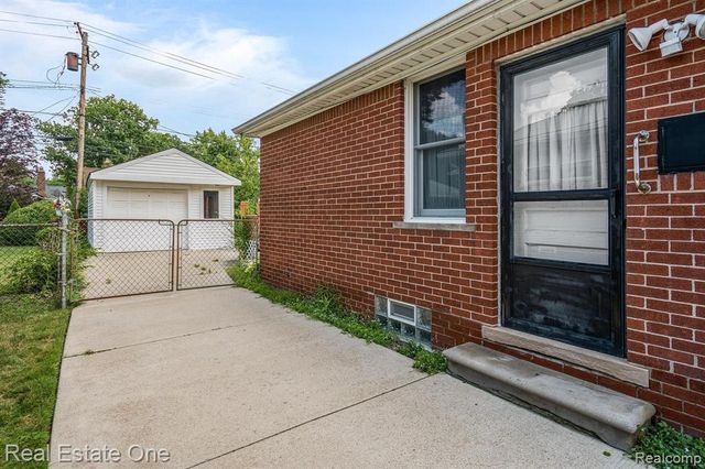 21135 Littlestone Road, Harper Woods, MI 48225