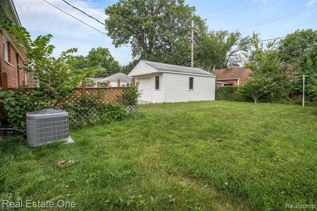 21135 Littlestone Road, Harper Woods, MI 48225