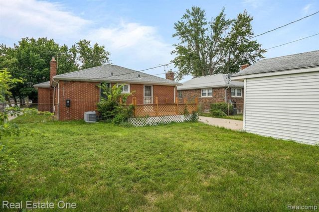 21135 Littlestone Road, Harper Woods, MI 48225