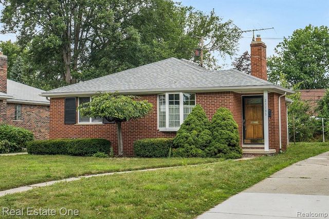 21135 Littlestone Road, Harper Woods, MI 48225