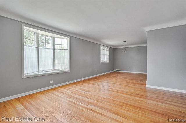 21135 Littlestone Road, Harper Woods, MI 48225