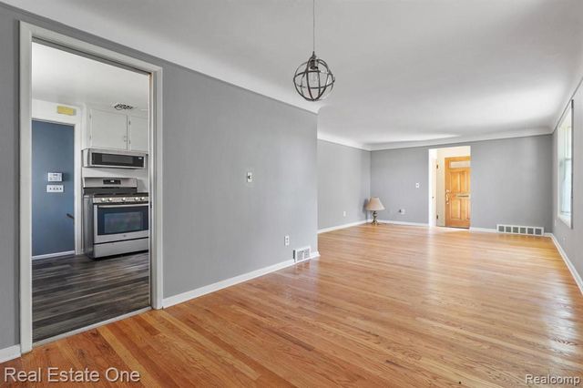 21135 Littlestone Road, Harper Woods, MI 48225